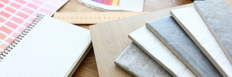 Échantillons de matériaux de construction et de décoration disposés sur surface en bois