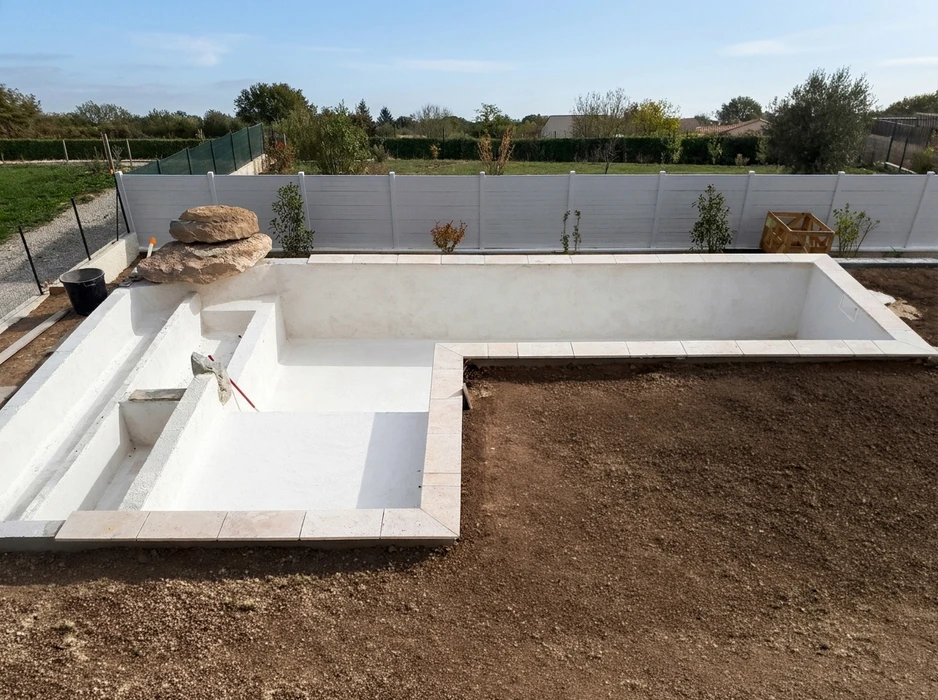 Chantier de construction d'une piscine extérieure en cours de finition