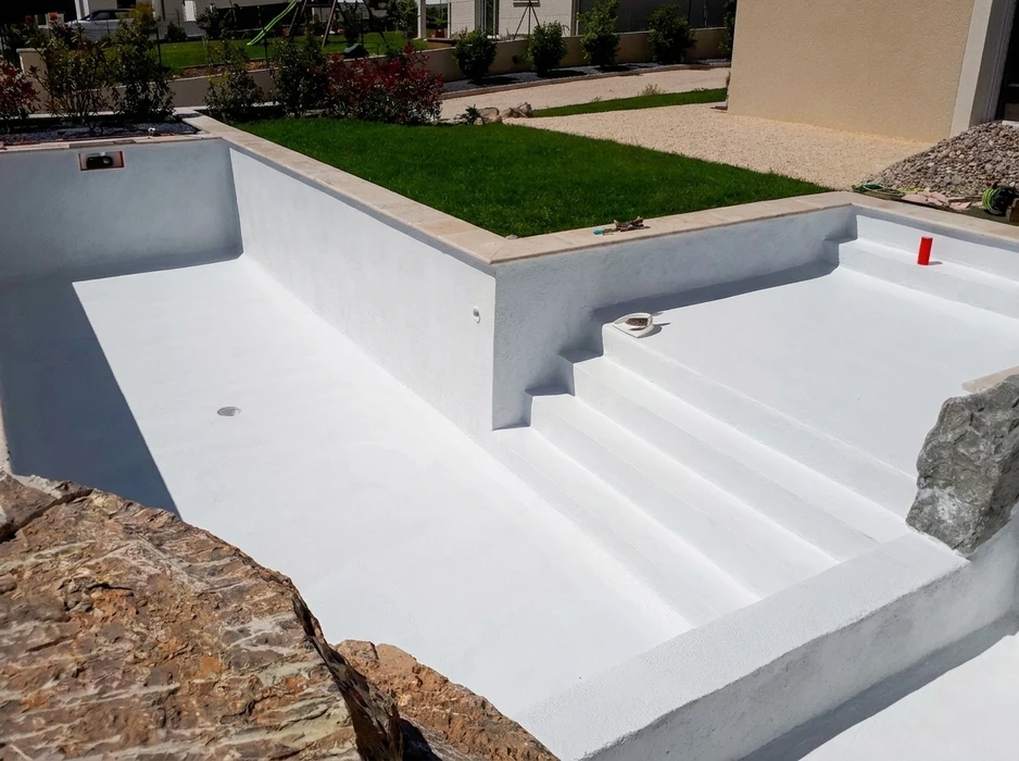 Piscine vide en cours de finition, vue intérieure