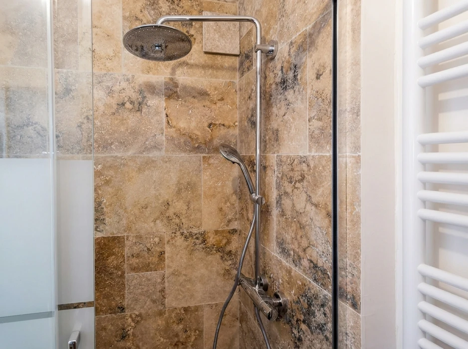 Douche italienne avec carrelage en travertin beige-brun veiné