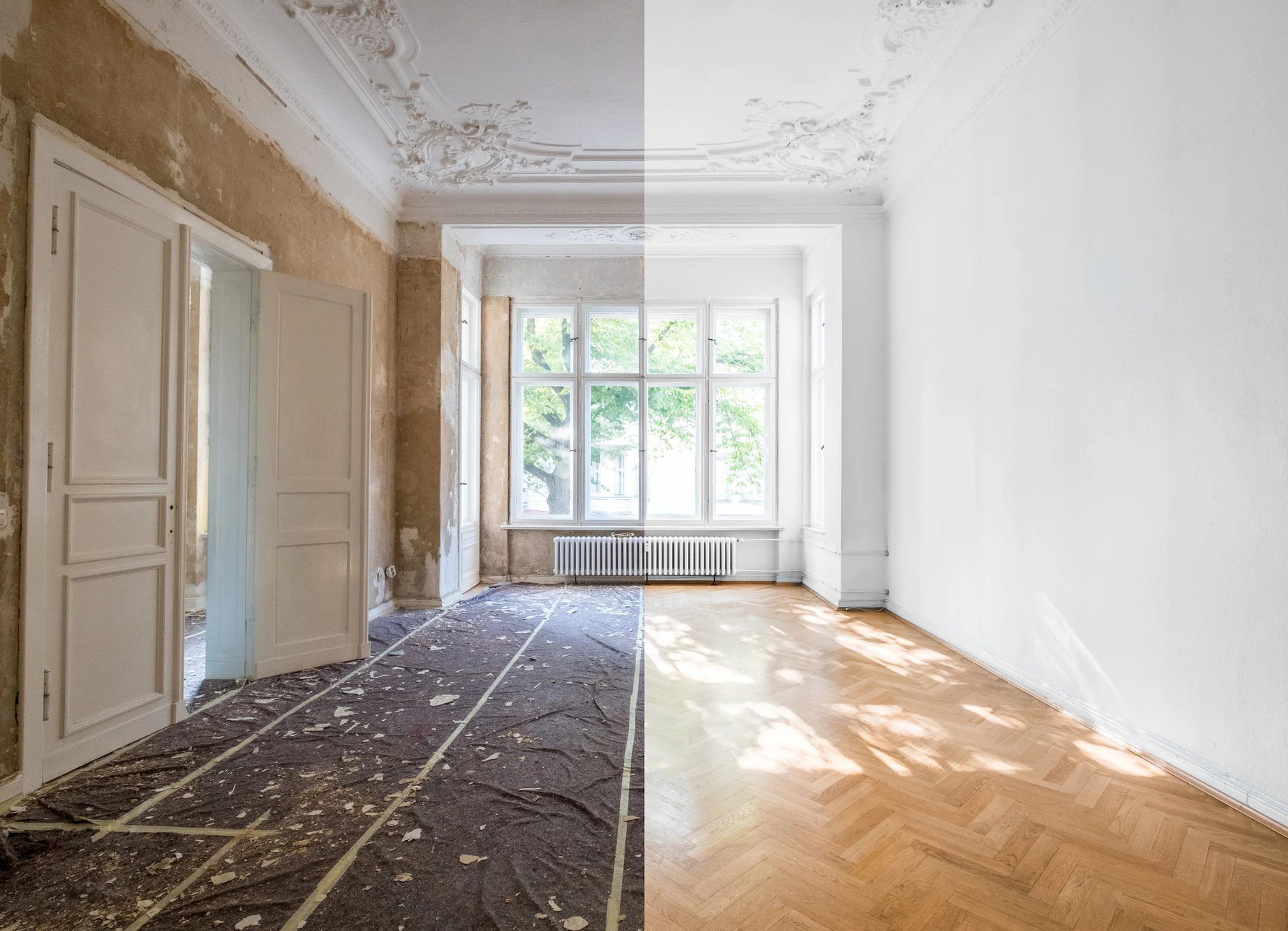 Un chef de chantier ou coordinateur de projet en vêtements de travail professionnels, casque et gilet de sécurité, superviseur observant et coordinateur au milieu d'un chantier de rénovation intérieur montrant plusieurs zones d'activités différentes (zone de carrelage, zone de peinture, zone de plomberie visibles en arrière-plan), illustrant la coordination centralisée et la supervision générale du projet plutôt qu'une seule spécialité.