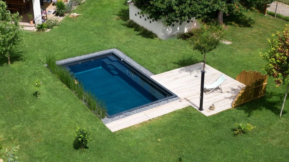 Chantier de construction d'une piscine extérieure en cours de finition