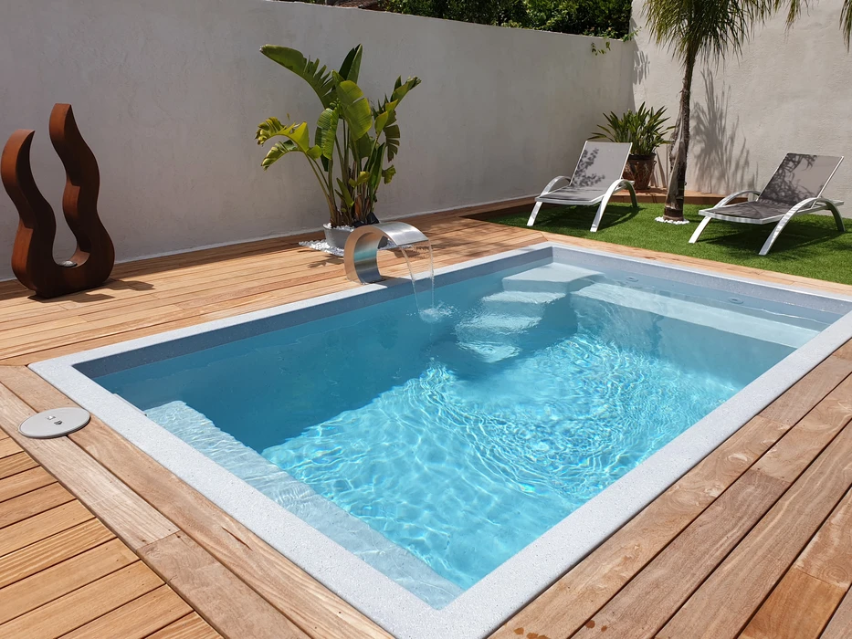 Chantier de construction d'une piscine extérieure en cours de finition