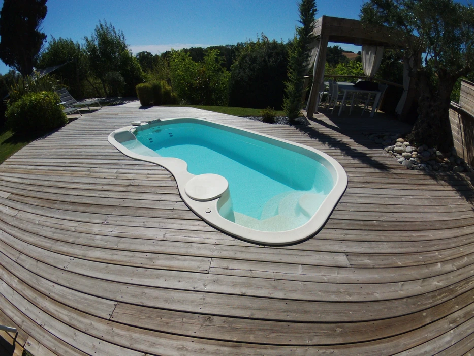 Piscine vide en cours de finition, vue en plongée, jardin résidentiel