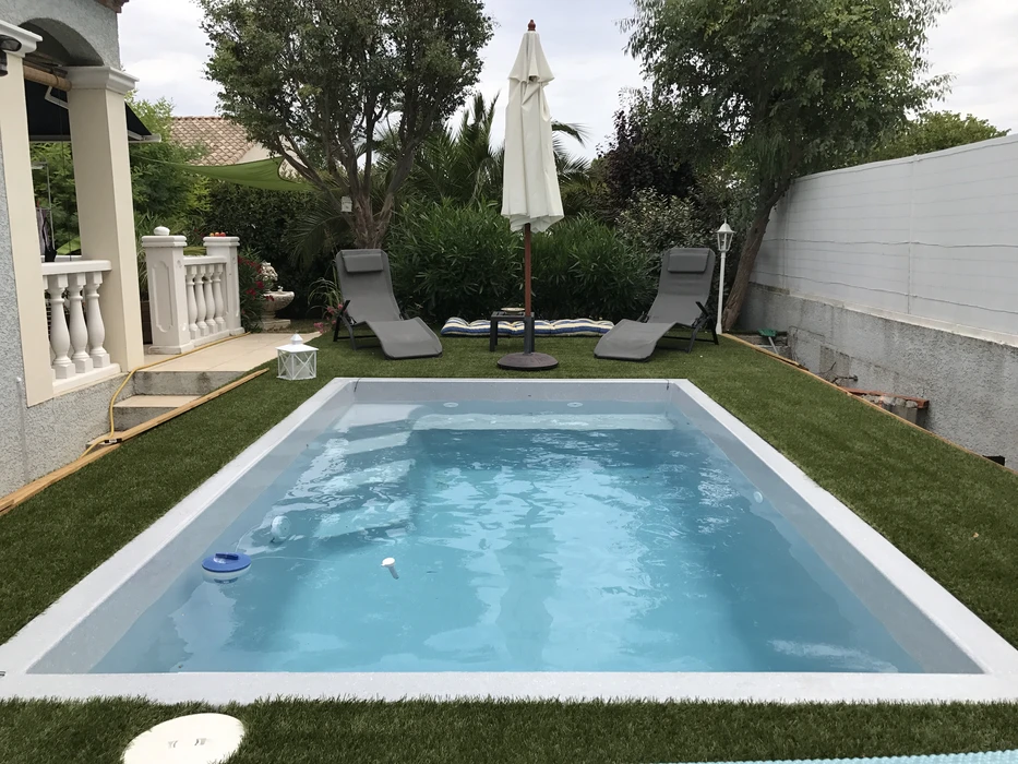 Chantier de construction d'une piscine extérieure en cours de finition